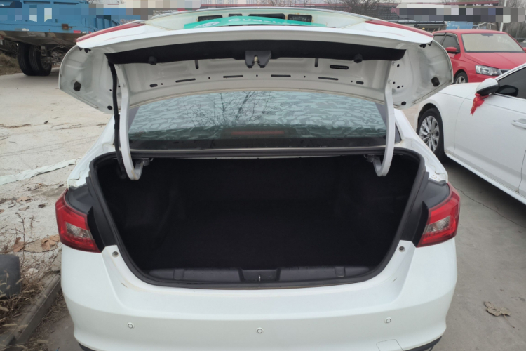 奇瑞 艾瑞泽5 2017款 1.5L 手动豪华版机舱底盘23