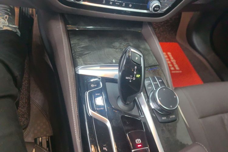 宝马5系 2022款 改款二 525Li M运动套装中控内饰18