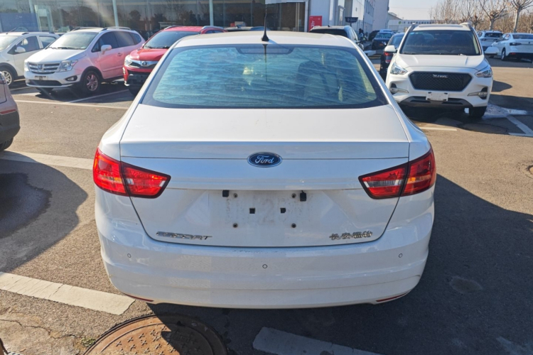 福特 福睿斯 2017款 改款 1.5L 手动舒适型车身外观6