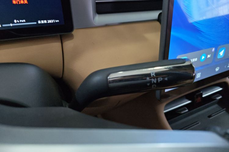 蓝电E5 PLUS 2025款 120km 标准旅行定制版 7座中控内饰18