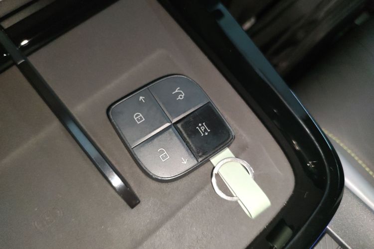 领克08 EM-P 2025款 220km 四驱性能Halo中控内饰7001