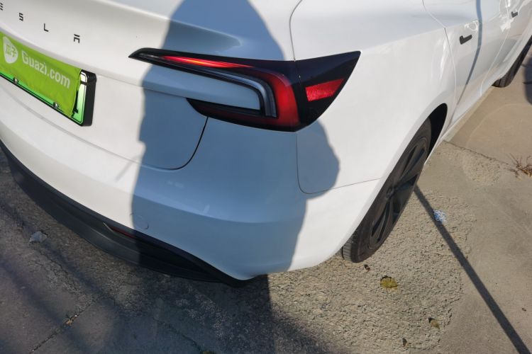 特斯拉 Model 3 2023款 长续航全轮驱动版车身外观9