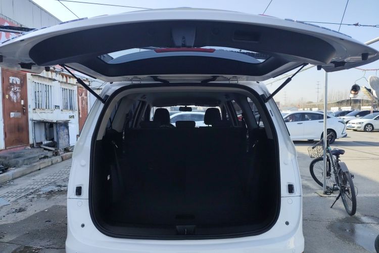 宝骏730 2021款 1.5T CVT时尚型 7座机舱底盘23