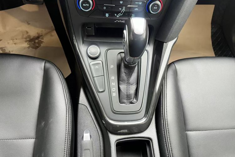 福特 福克斯 2017款 三厢 EcoBoost 180 自动精英型中控内饰18