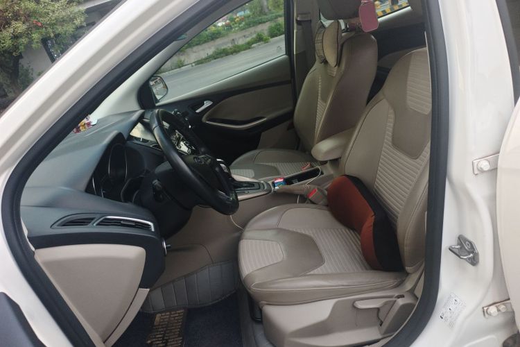 福特 福克斯 2015款 两厢 1.6L 自动风尚型中控内饰19