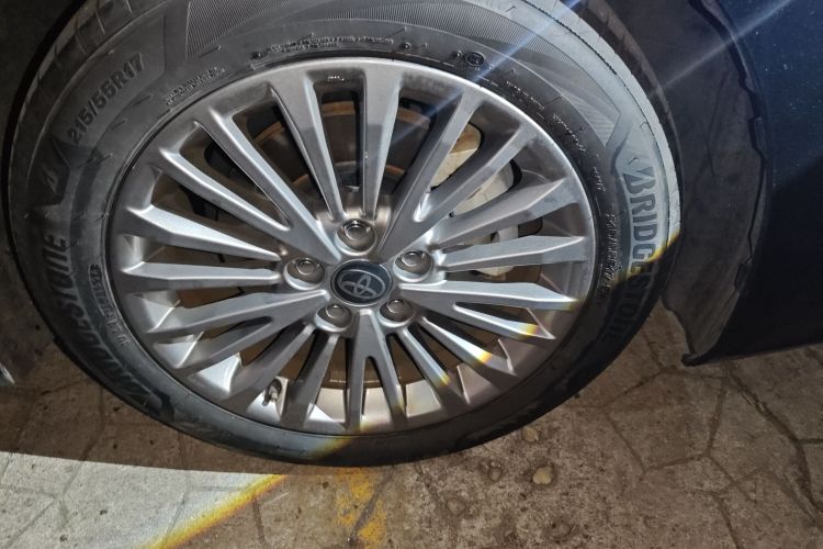 丰田 凯美瑞 2024款 双擎 2.0HE 精英版车身外观10