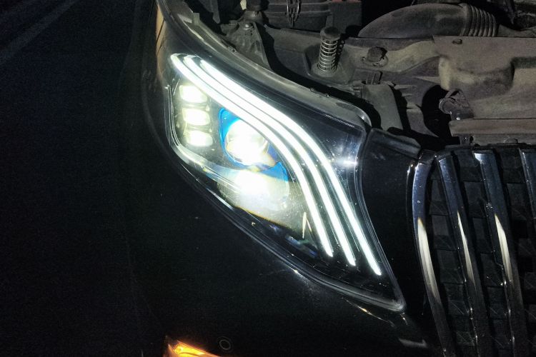 奔驰 威霆 2023款 2.0T 商务版 7座车身外观8