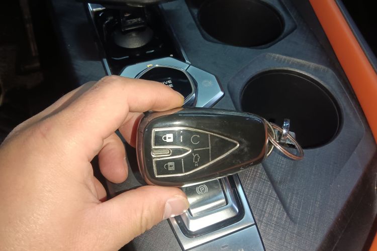 长安UNI-V 2023款 1.5T 尊贵型中控内饰7001