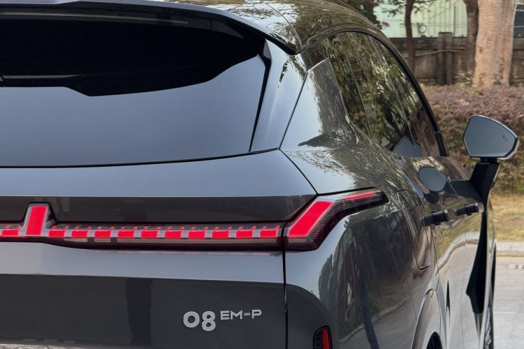 领克08 EM-P 2023款 120km 长续航Halo车身外观9