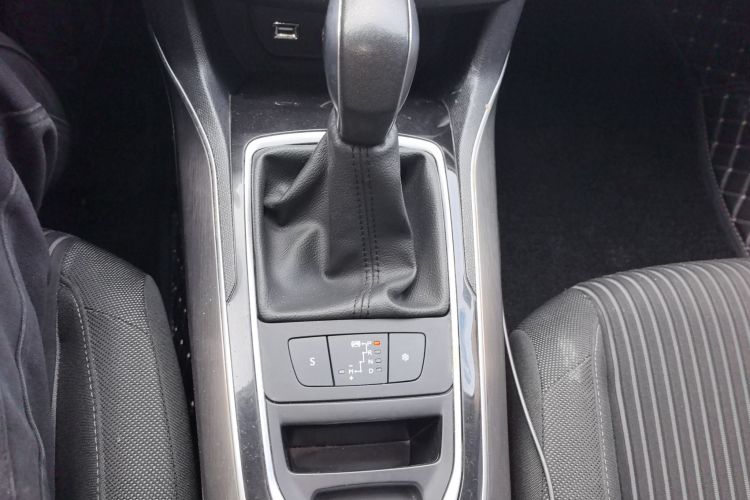 标致408 2015款 1.2T 自动豪华版中控内饰18