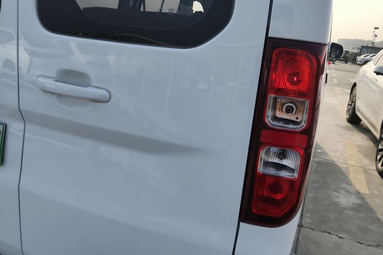 五菱汽车 五菱扬光 2025款 400km 客车版舒适型车身外观9