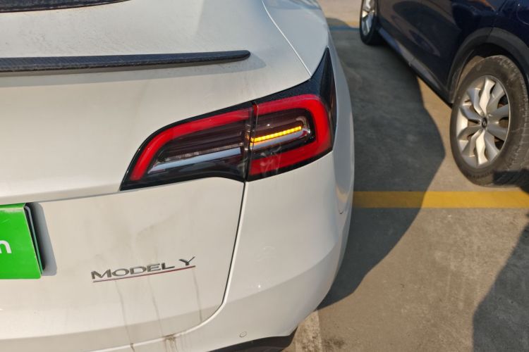 特斯拉 Model Y 2022款 Performance高性能全轮驱动版车身外观9