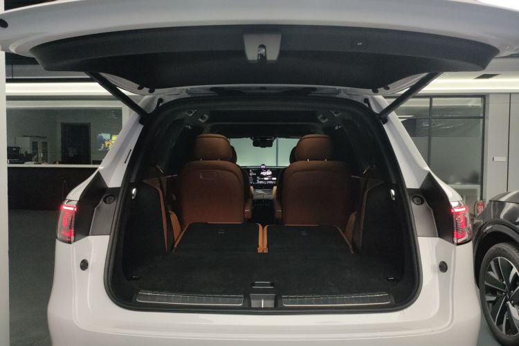 鸿蒙智行 问界M8 2025款 纯电 Max+ 六座四驱版机舱底盘23