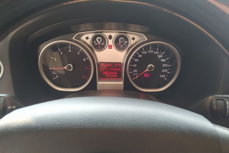 福特 福克斯 2013款 两厢经典 1.8L 自动百万纪念版中控内饰14