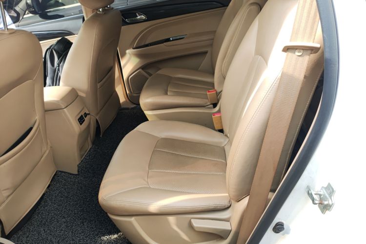 宝骏730 2016款 1.5L 手动豪华型 7座中控内饰7004