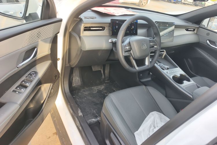 比亚迪 秦PLUS 2025款 DM-i 智驾版 128KM进取型中控内饰7003