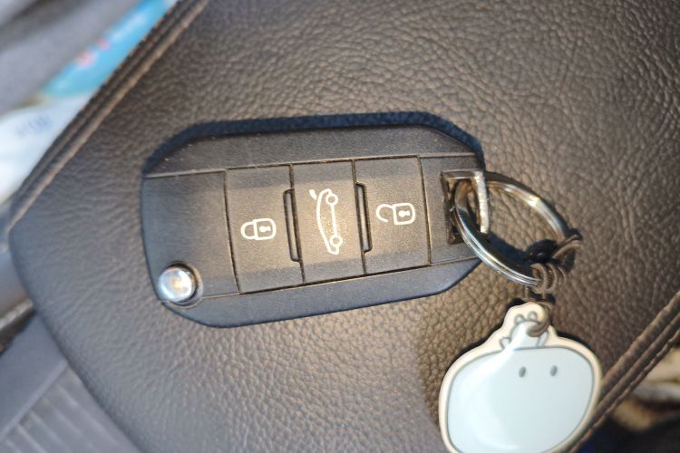 标致408 2015款 1.2T 自动豪华版中控内饰7001