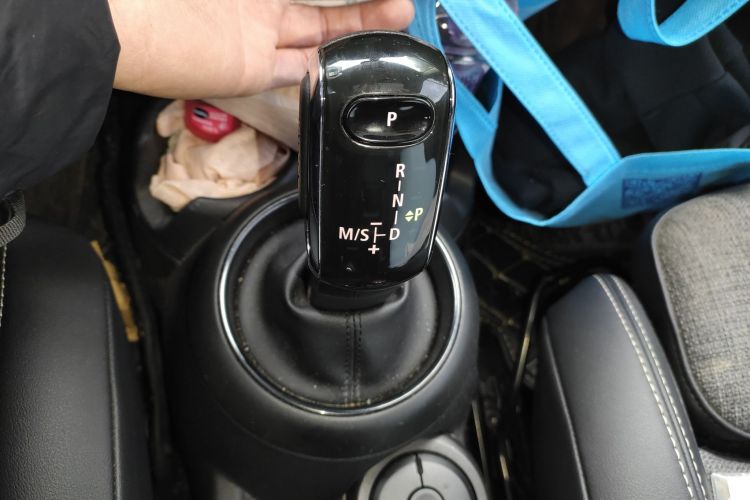 MINI 2019款 1.5T COOPER 经典派中控内饰18