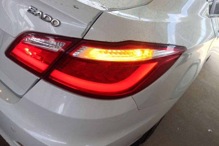 长安 逸动 2016款 1.6L 手动风尚型车身外观9