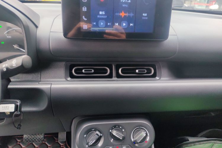 五菱汽车 五菱宏光新能源 2025款 增程式混动 50KM 舒适型中控内饰16