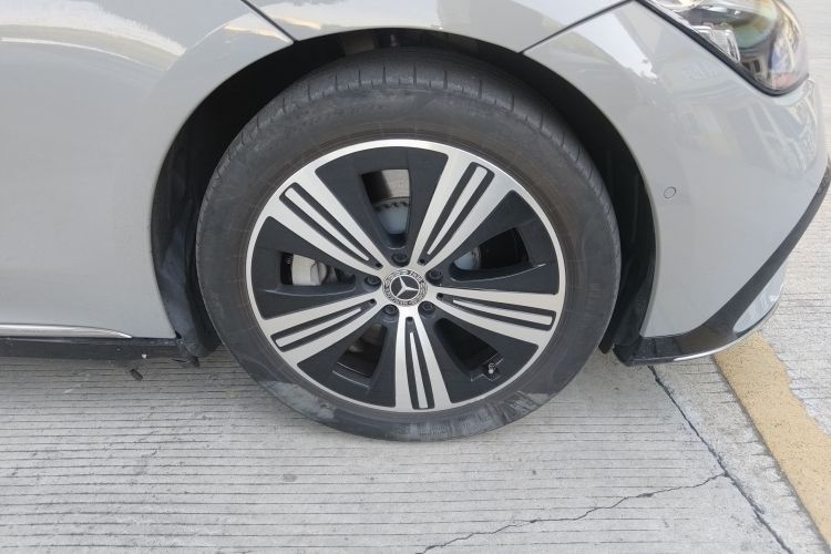 奔驰EQE 2022款 350 豪华版车身外观10