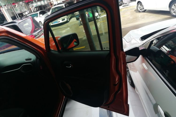 Jeep 自由侠 2018款 互联大屏版 180T 自动高能版中控内饰7005