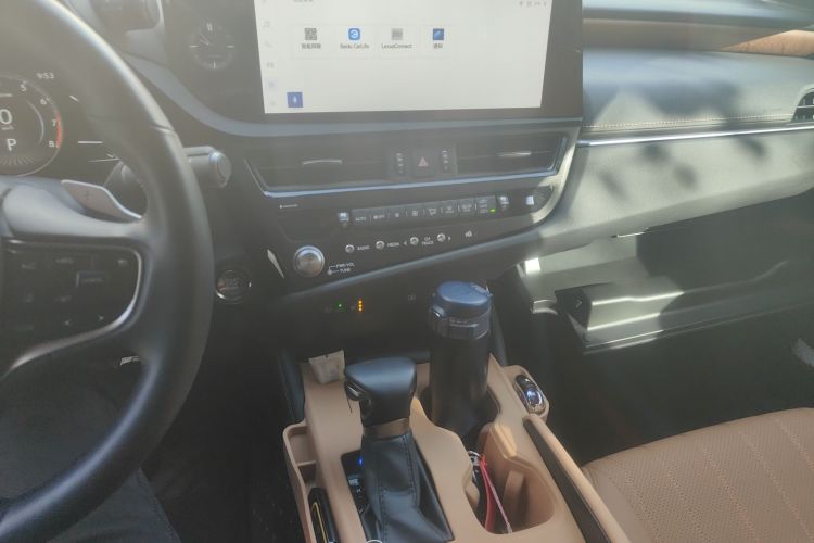 雷克萨斯ES 2024款 200 臻享版中控内饰16