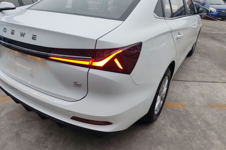 荣威i5 2026款 1.5L CVT豪华版车身外观9