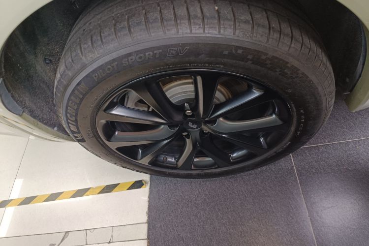 理想汽车 理想ONE 2021款 增程6座版车身外观6008