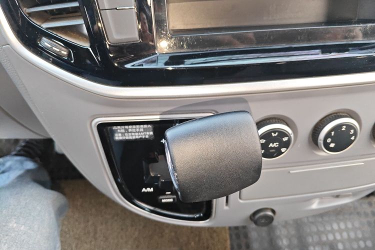 上汽大通MAXUS 新途V80 2021款 2.0T AMT经典傲运通短轴中顶5/6座中控内饰18