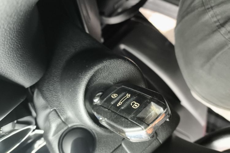 标致3008 2016款 2.0L 自动经典版中控内饰11