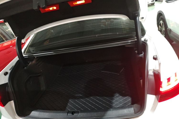 奥迪A4L 2022款 40 TFSI 时尚动感型机舱底盘23