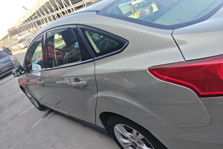 福特 福克斯 2018款 三厢经典 1.6L 自动舒适型智行版车身外观4