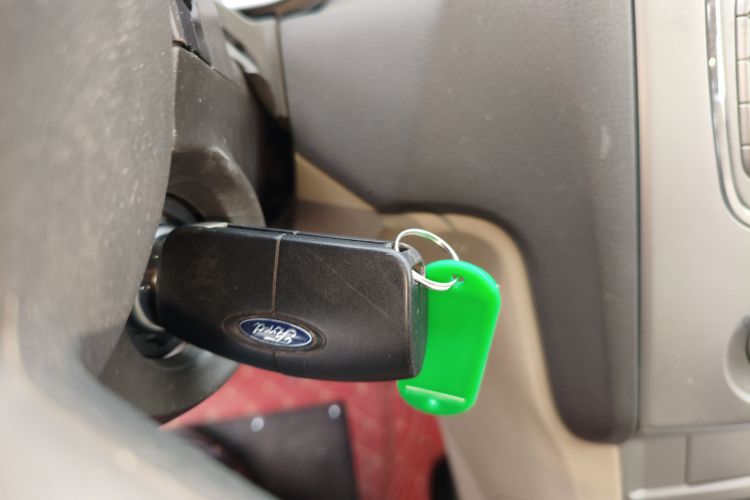 福特 福克斯 2013款 三厢经典 1.8L 手动基本型中控内饰11