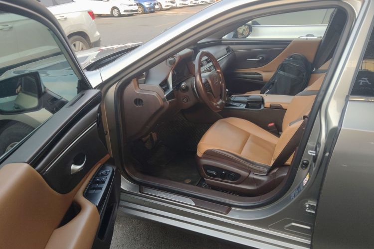 雷克萨斯ES 2018款 300h 卓越版 国V中控内饰20