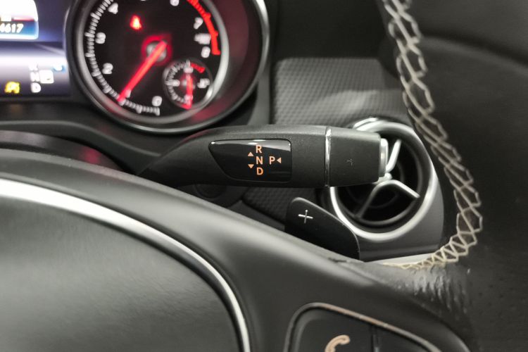 奔驰GLA 2017款 GLA 200 动感型中控内饰18