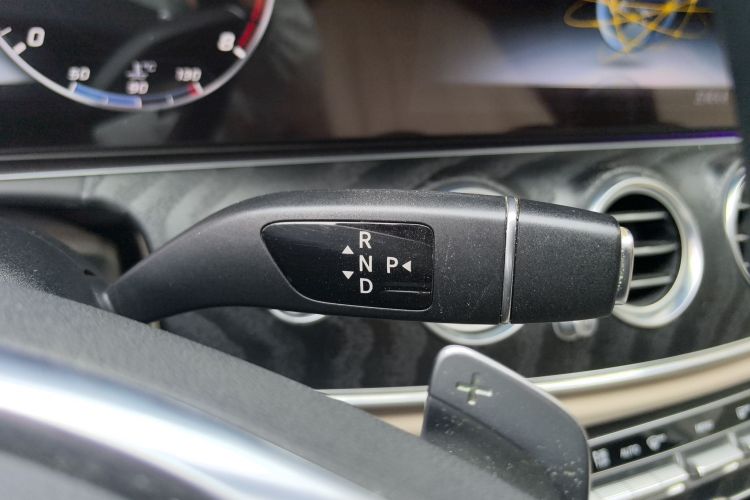 奔驰E级 2018款 E 300 L 豪华型中控内饰18