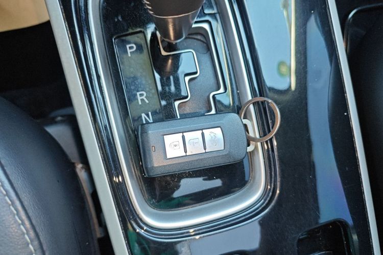 三菱 欧蓝德 2020款 2.4L 四驱致享版 7座中控内饰7001