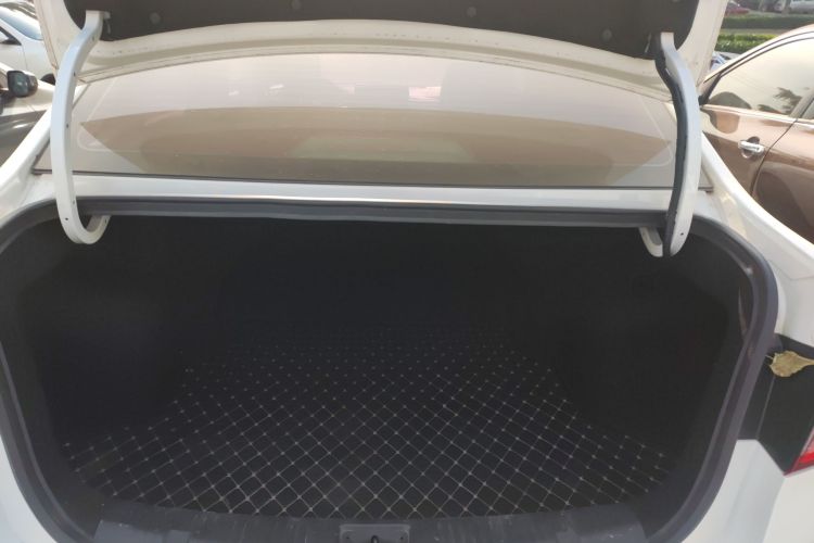 长安 逸动DT 2019款 1.6L 手动舒享型 国VI机舱底盘23