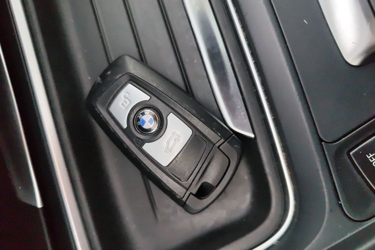 宝马3系 2013款 316i 进取型中控内饰11