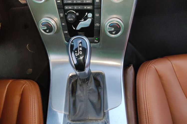 沃尔沃S60 2014款 S60L 2.0T 智远版中控内饰18