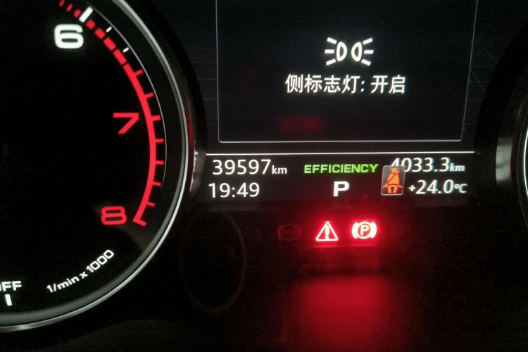 奥迪A4L 2018款 30周年年型 40 TFSI 进取型中控内饰15