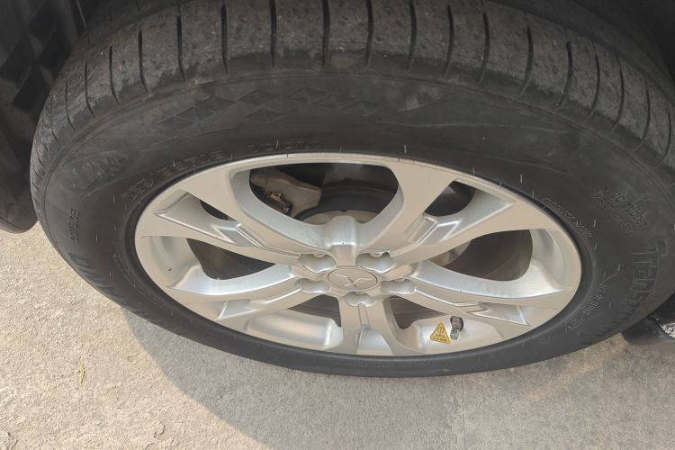 三菱 欧蓝德(进口) 2013款 2.4L 四驱豪华导航版 7座车身外观6002