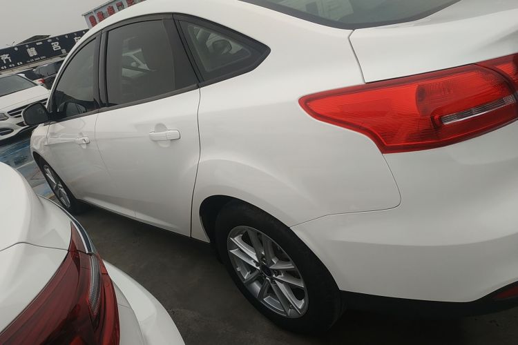 福特 福克斯 2018款 三厢经典 1.6L 自动风尚型智行版车身外观6003