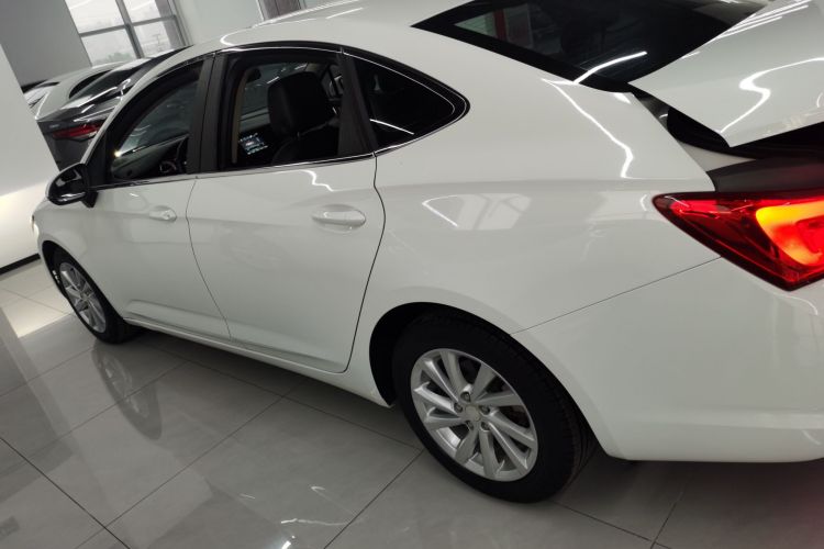 别克 威朗 2019款 三厢 15S 自动领先型车身外观4