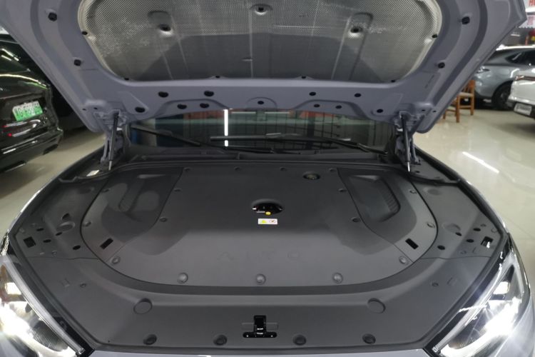 鸿蒙智行 问界M5 2025款 增程   Ultra 四驱版机舱底盘24