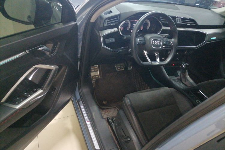 奥迪Q3 2022款 40 TFSI RS套件燃速型中控内饰7003