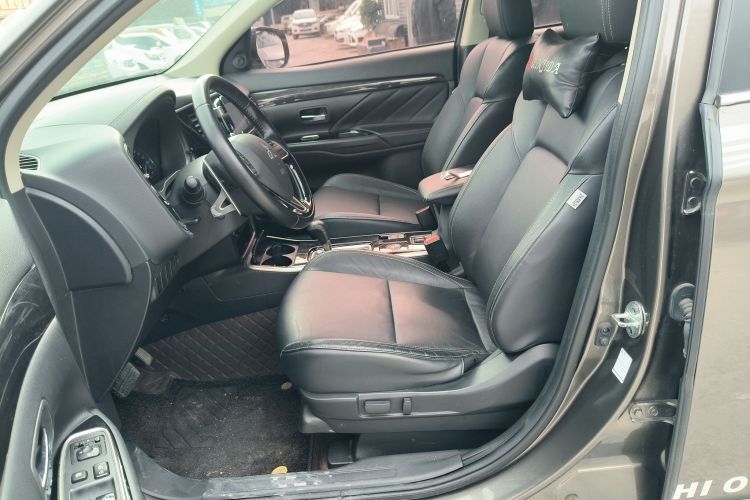 三菱 欧蓝德 2019款 2.4L 四驱致享版 5座 国V局部细节19