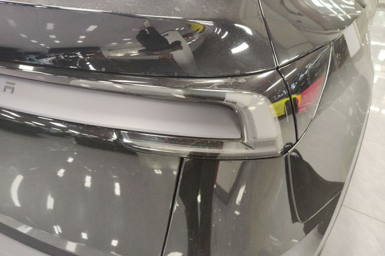 特斯拉 Model Y 2025款 后轮驱动 首发版车身外观9