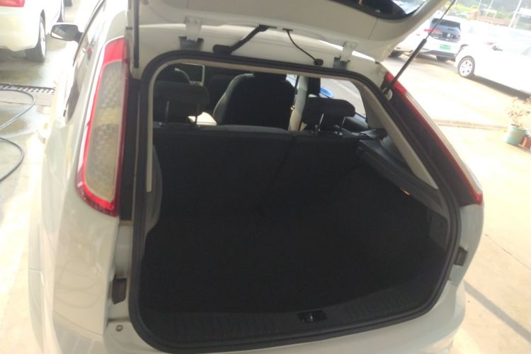 福特 福克斯 2013款 两厢经典 1.8L 自动百万纪念版机舱底盘23